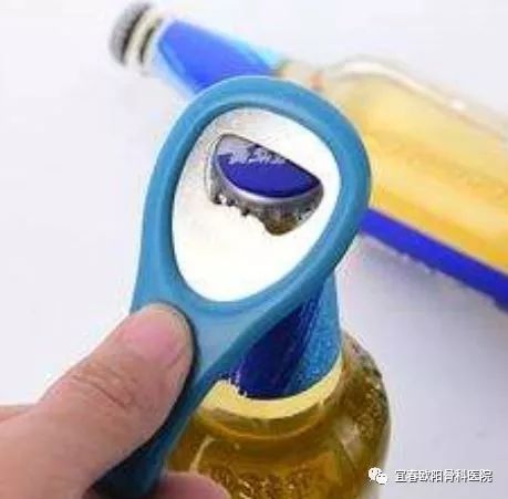 小伙模仿网红用筷子开瓶盖，筷子插入手掌受伤送急诊